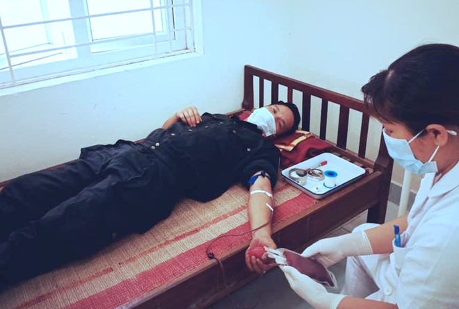 Hai Thượng úy Công an hiến máu cứu bệnh nhi ở tâm dịch Bắc Giang - Ảnh minh hoạ 2