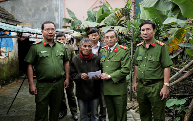 ĐH Cảnh sát nhân dân TP Hồ Chí Minh trao tặng 100 triệu đồng cho nhân dân vùng lũ - Ảnh minh hoạ 5