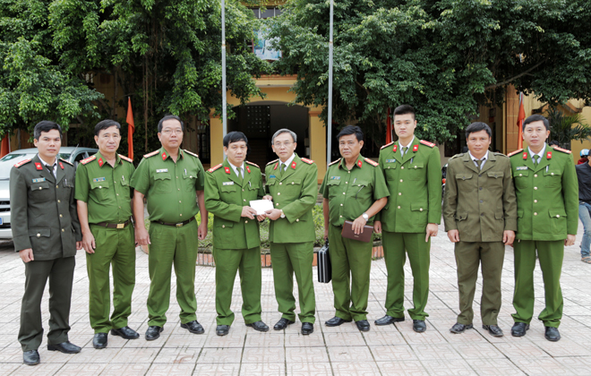 ĐH Cảnh sát nhân dân TP Hồ Chí Minh trao tặng 100 triệu đồng cho nhân dân vùng lũ - Ảnh minh hoạ 4