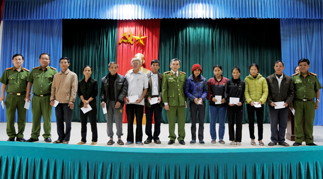 ĐH Cảnh sát nhân dân TP Hồ Chí Minh trao tặng 100 triệu đồng cho nhân dân vùng lũ - Ảnh minh hoạ 2