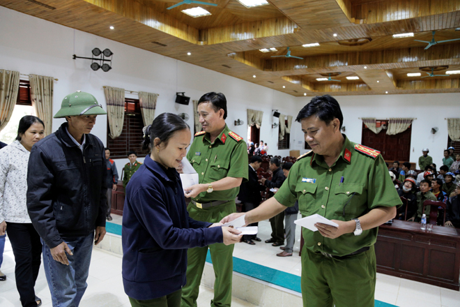 ĐH Cảnh sát nhân dân TP Hồ Chí Minh trao tặng 100 triệu đồng cho nhân dân vùng lũ - Ảnh minh hoạ 3