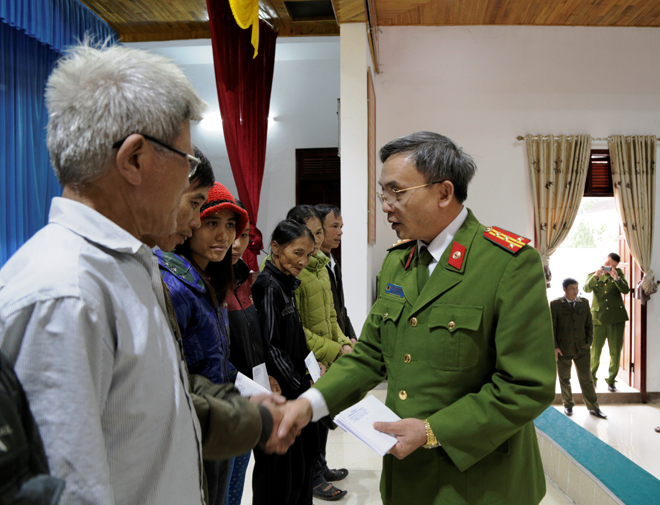 ĐH Cảnh sát nhân dân TP Hồ Chí Minh trao tặng 100 triệu đồng cho nhân dân vùng lũ