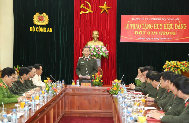 Thượng tướng Nguyễn Khánh Toàn đón nhận Huy hiệu 50 năm tuổi Đảng - Ảnh minh hoạ 3