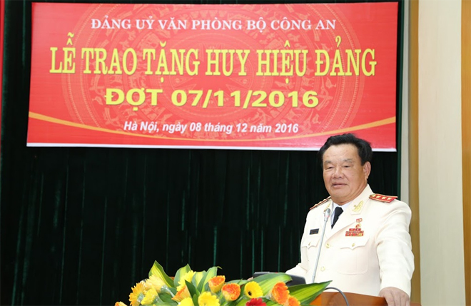 Thượng tướng Nguyễn Khánh Toàn đón nhận Huy hiệu 50 năm tuổi Đảng - Ảnh minh hoạ 2