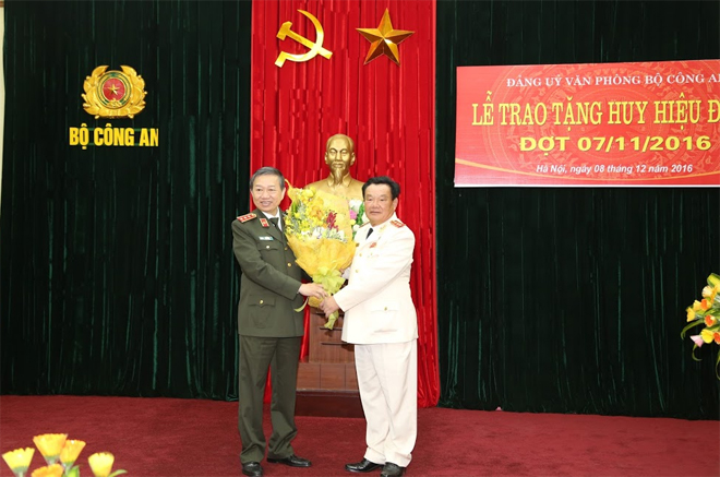 Thượng tướng Nguyễn Khánh Toàn đón nhận Huy hiệu 50 năm tuổi Đảng - Ảnh minh hoạ 5