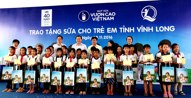 Quỹ sữa Vươn cao Việt Nam và Vinamilk trao tặng 130.000 ly sữa cho trẻ em tại Vĩnh Long