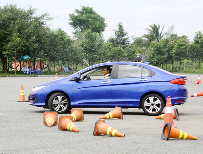 CSGT Công an TP Cần Thơ tập huấn kỹ năng lái xe ô tô an toàn - Ảnh minh hoạ 3