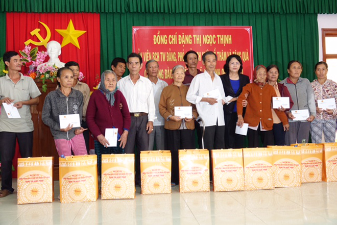 Phó Chủ tịch nước Đặng Thị Ngọc Thịnh thăm hỏi người dân vùng lũ Quảng Ngãi - Ảnh minh hoạ 2