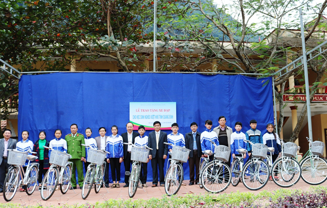 Tết ấm lòng học trò nghèo vùng biên giới