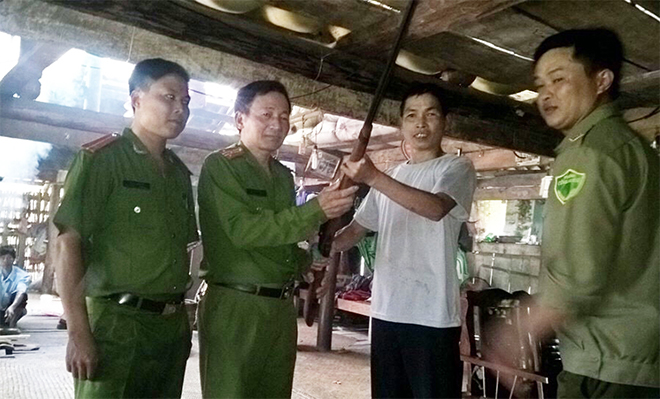 Nhờ cậy người có uy tín vận động nhân dân giao nộp vũ khí ở Hà Giang