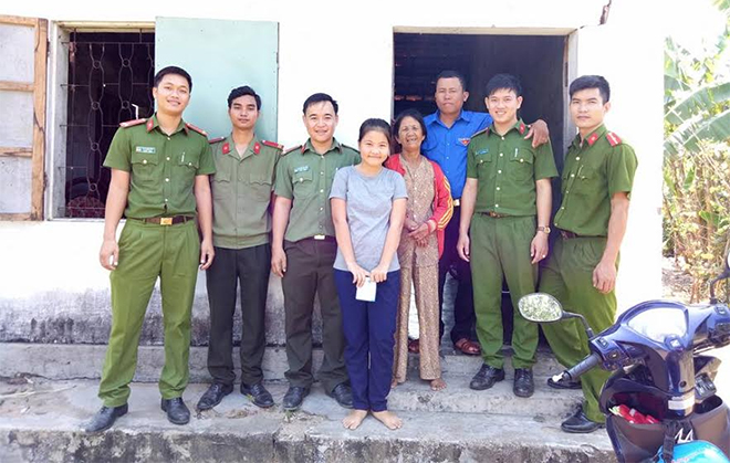 Tuổi trẻ Công an tỉnh Phú Yên sửa nhà cho người nghèo - Ảnh minh hoạ 4