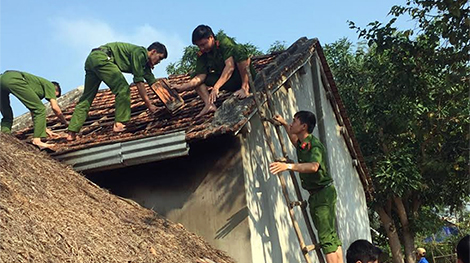 Tuổi trẻ Công an tỉnh Phú Yên sửa nhà cho người nghèo
