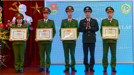 Khen thưởng 16 đoàn viên thanh niên Cục  Cảnh sát PCCC và CNCH