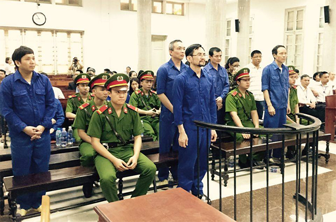 Bị cáo Hồng (hàng đầu, giữa) và đồng phạm nghe tuyên án sáng 18-4.