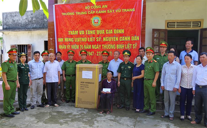 Thăm tặng quà gia đình Anh hùng liệt sỹ Nguyễn Cảnh Dần - Ảnh minh hoạ 3