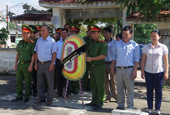 Thăm tặng quà gia đình Anh hùng liệt sỹ Nguyễn Cảnh Dần