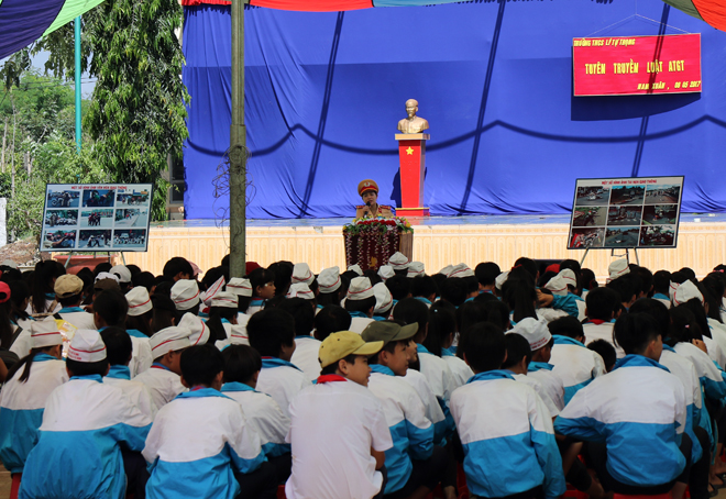 CSGT Công an Đắk Nông tuyên truyền luật giao thông