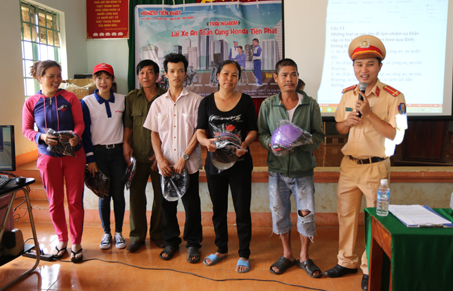 CSGT Công an Đắk Nông tuyên truyền luật giao thông - Ảnh minh hoạ 2