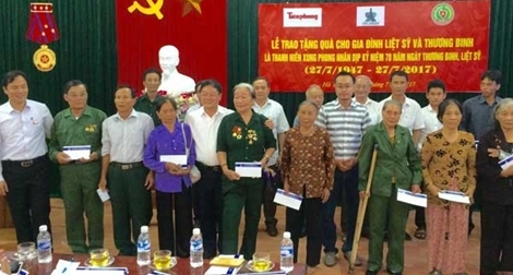 Thăm và tặng quà các gia đình liệt sỹ tại Nghệ An, Hà Tĩnh