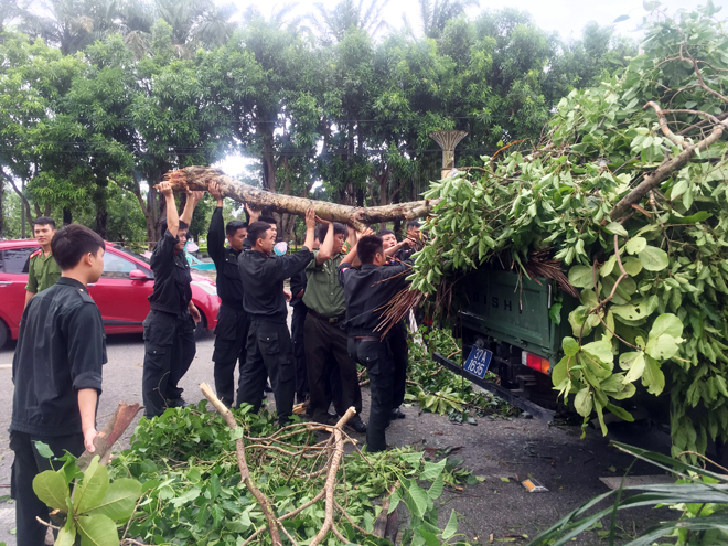 Lực lượng CAND giúp dân khắc phục hậu quả cơn bão số 2 - Ảnh minh hoạ 2