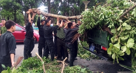 Lực lượng CAND giúp dân khắc phục hậu quả cơn bão số 2