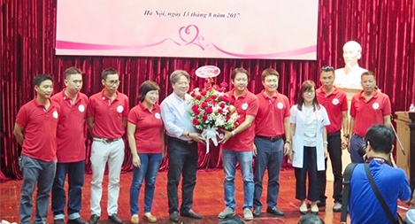Các cựu học sinh Hà Nội hiến máu tình nguyện tại Bệnh viện Việt Đức
