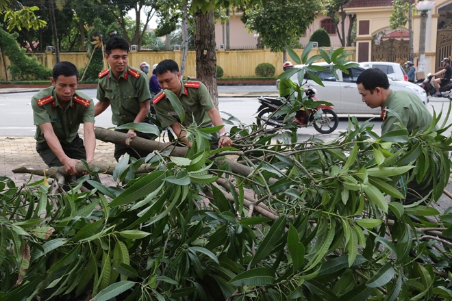 Lực lượng Công an khẩn trương khắc phục hậu quả bão số 10 - Ảnh minh hoạ 13