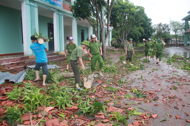 Lực lượng Công an giúp dân khắc phục hậu quả bão số 10 - Ảnh minh hoạ 14