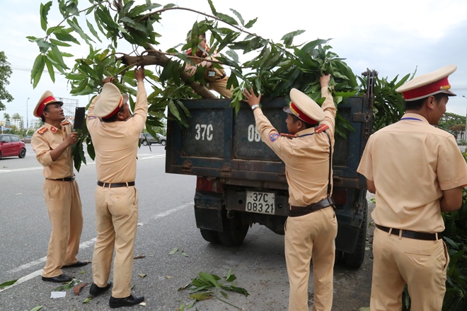 Lực lượng Công an khẩn trương khắc phục hậu quả bão số 10 - Ảnh minh hoạ 12