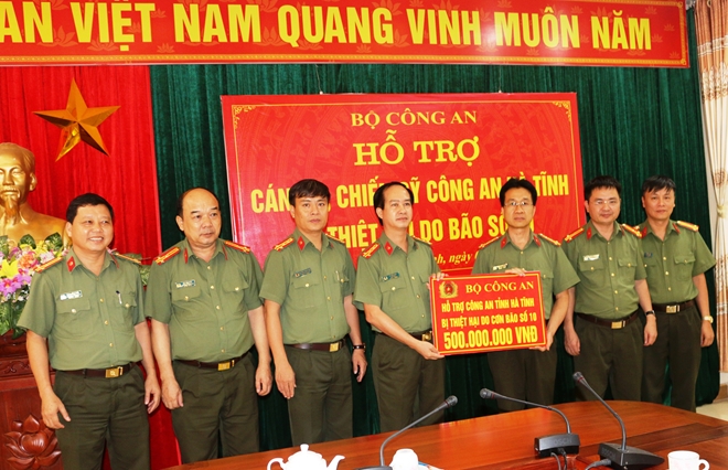 Bộ Công an ủng hộ 500 triệu đồng CBCS Công an tỉnh Hà Tĩnh bị thiệt hại do bão số 10