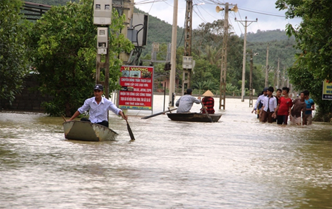 Lực lượng Công an giúp người dân miền Trung trong mưa lũ - Ảnh minh hoạ 2