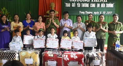 Công an huyện Yên Định trao quà cho các gia đình chính sách