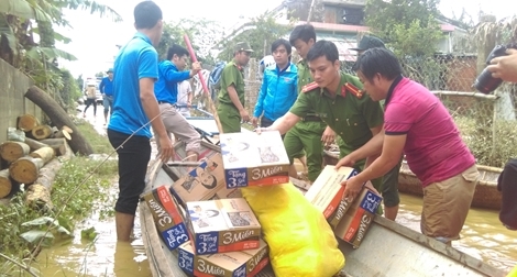 Đoàn thanh niên Công an Quảng Nam giúp dân khắc phục lũ