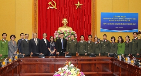 Tập đoàn Quốc tế Pou Chen Đài Loan trao quà tặng con em CBCS Công an