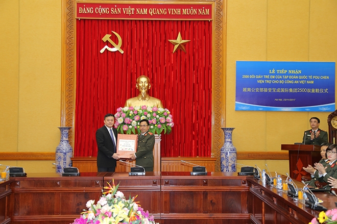 Tập đoàn Quốc tế Pou Chen Đài Loan trao quà tặng con em CBCS Công an - Ảnh minh hoạ 2