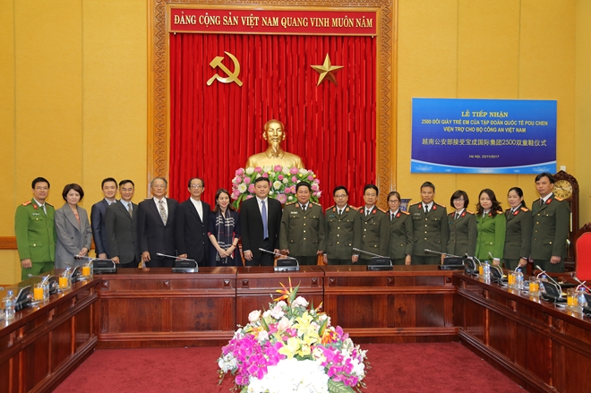 Tập đoàn Quốc tế Pou Chen Đài Loan trao quà tặng con em CBCS Công an - Ảnh minh hoạ 3