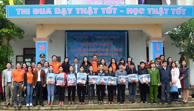 Mang yêu thương đến học sinh nghèo vùng bão lũ Quảng Sơn