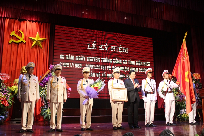 Công an tỉnh Điện Biên đón nhận Huân chương Bảo vệ Tổ quốc hạng Ba