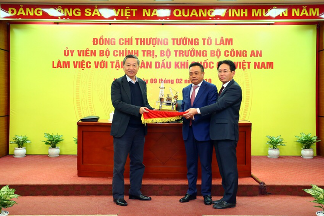 Lãnh đạo PVN tặng quà lưu niệm cho Thượng tướng Tô Lâm, Bộ trưởng Bộ Công an.