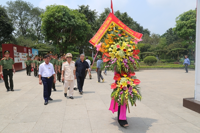 Viện Lịch Sử Công an nhân dân dâng hương tại Khu di tích Kim Liên