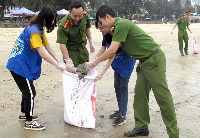 Chung tay làm sạch môi trường bãi biển