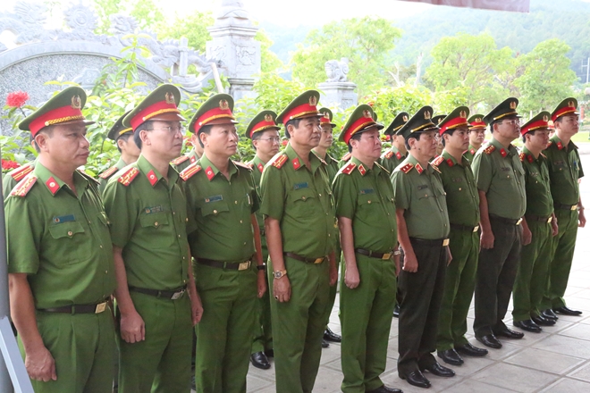 Thứ trưởng Nguyễn Văn Sơn thăm, tặng quà thân nhân các liệt sĩ hy sinh ở Truông Bồn