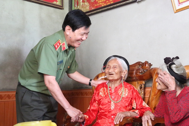 Thứ trưởng Nguyễn Văn Sơn thăm, tặng quà thân nhân các liệt sĩ hy sinh ở Truông Bồn - Ảnh minh hoạ 2