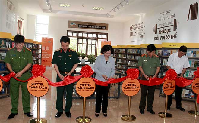 Đồng chí Trương Thị Mai tặng sách cho phạm nhân đang thi hành án