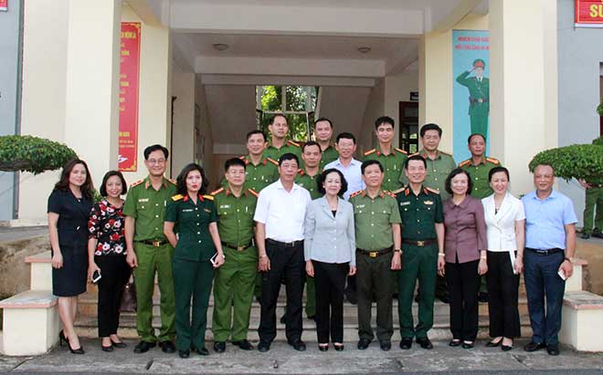 Đồng chí Trương Thị Mai tặng sách cho phạm nhân đang thi hành án - Ảnh minh hoạ 2