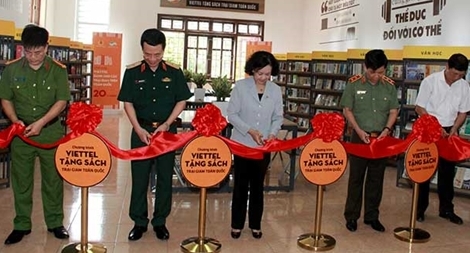 Đồng chí Trương Thị Mai tặng sách cho phạm nhân đang thi hành án