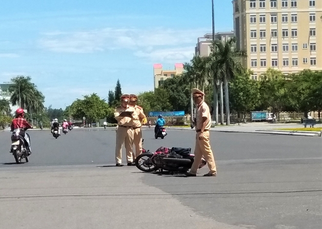 Cảnh sát giao thông “phơi mình” bám đường ngày nắng nóng - Ảnh minh hoạ 5