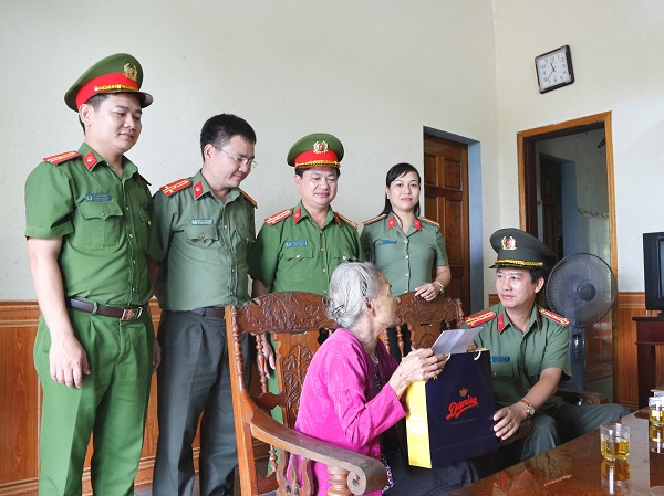Công an tỉnh Hà Tĩnh thăm hỏi các gia đình chính sách