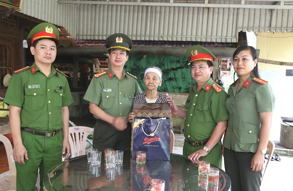Công an tỉnh Hà Tĩnh thăm hỏi các gia đình chính sách - Ảnh minh hoạ 2