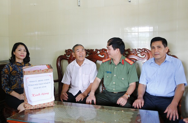 Công an tỉnh Hà Tĩnh thăm hỏi các gia đình chính sách - Ảnh minh hoạ 3